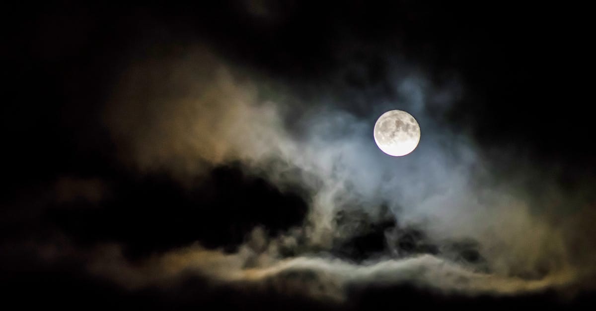 À la Découverte de l'Odeur Mystérieuse de la Lune en Laboratoire