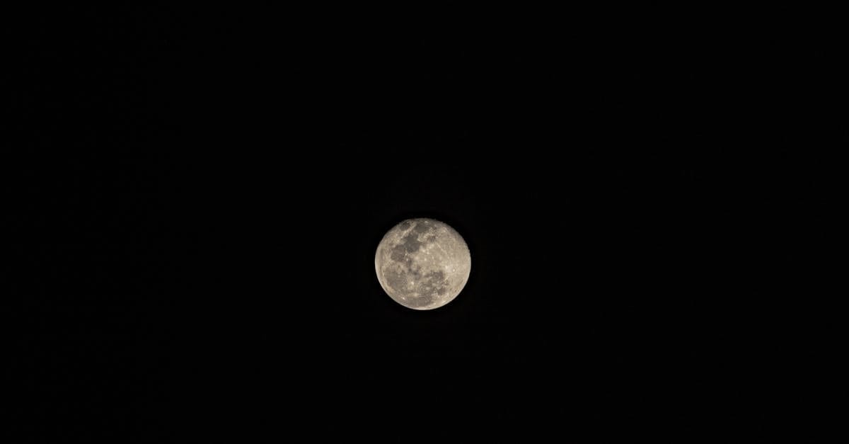 découvrez moon scent, une fragrance envoûtante qui évoque la magie de la nuit. plongez dans un univers olfactif unique, où des notes délicates et mystérieuses se mêlent pour créer une expérience sensorielle inoubliable. laissez-vous transporter par l'odeur captivante de la lune et révélez votre allure mystique.