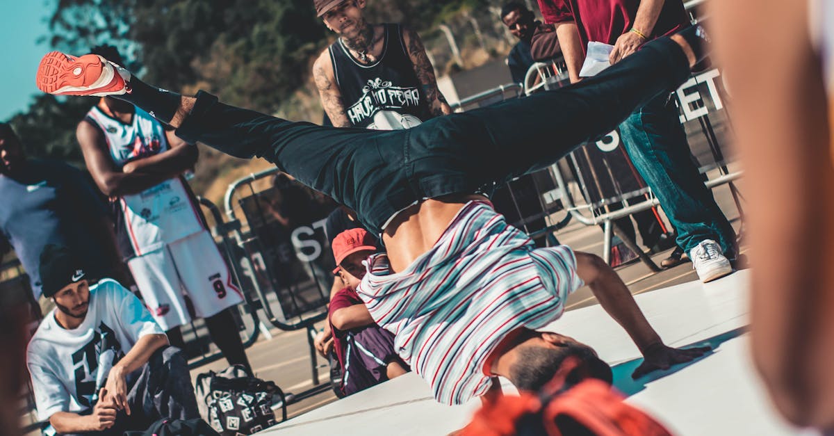 découvrez l'univers dynamique du breakdance, un art de la danse urbaine qui allie acrobaties époustouflantes et créativité. apprenez les mouvements emblématiques, les styles uniques et l'histoire fascinante de cette discipline qui séduit des passionnés à travers le monde.