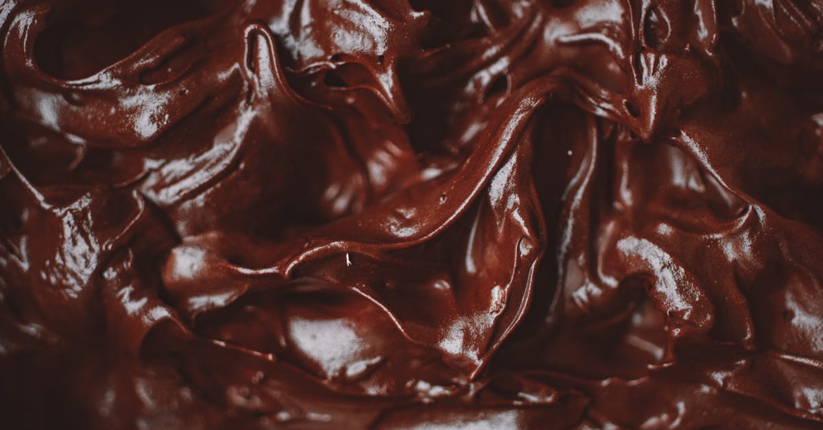 découvrez la recette facile et délicieuse de la mousse au chocolat, un dessert léger et crémeux qui ravira vos papilles. parfait pour les amateurs de chocolat, cette mousse combinera saveurs intenses et textures aériennes. idéal pour toutes les occasions!
