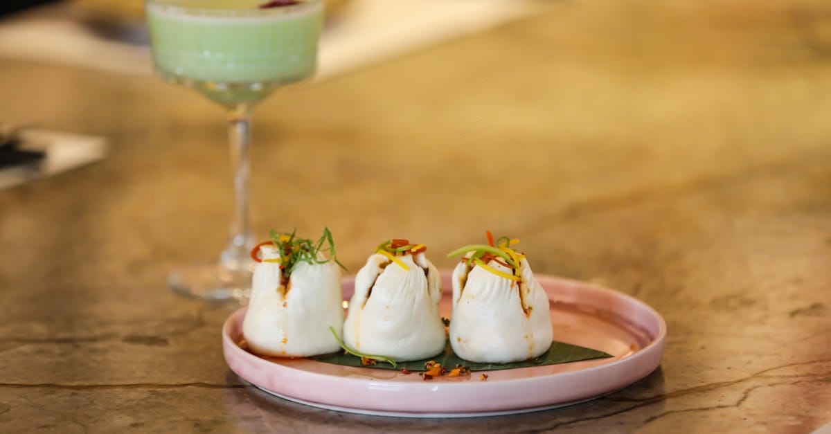 découvrez l'univers fascinant des bars à cocktails, où mixologie et ambiance se rencontrent pour créer des expériences inoubliables. explorez les meilleures adresses, apprenez des recettes originales et savourez des créations raffinées dans des lieux uniques.
