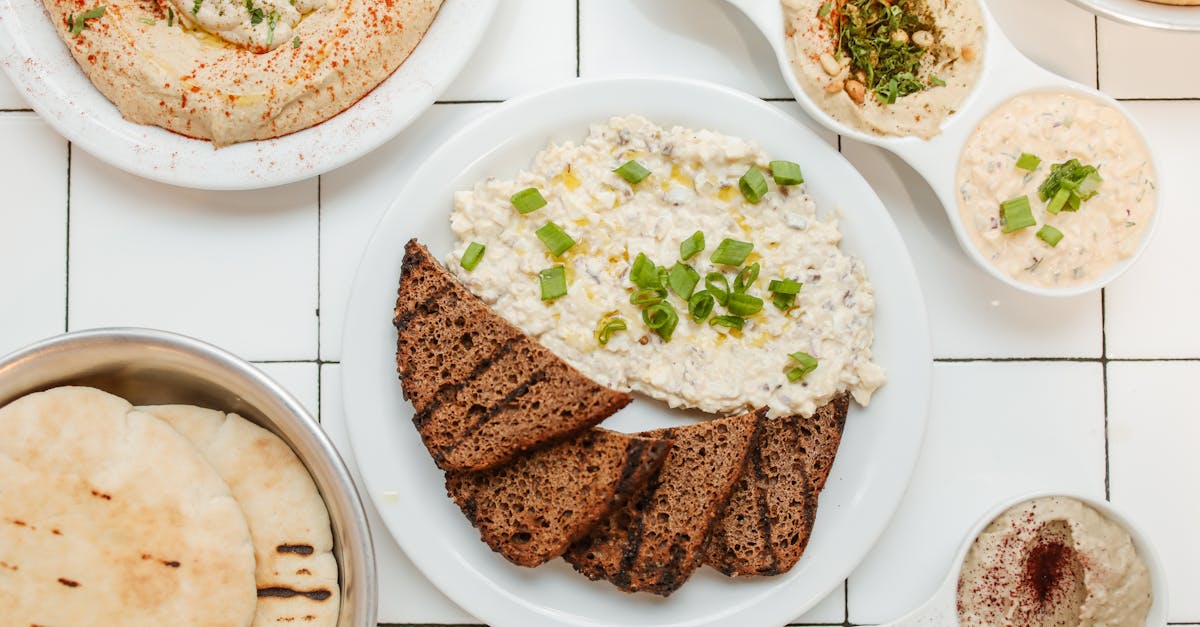 découvrez la richesse de la cuisine libanaise, une fusion de saveurs méditerranéennes et orientales. savourez des plats emblématiques tels que le taboulé, le houmous et les kebabs, préparés avec des ingrédients frais et authentiques. plongez dans un voyage culinaire qui éveillera vos sens!