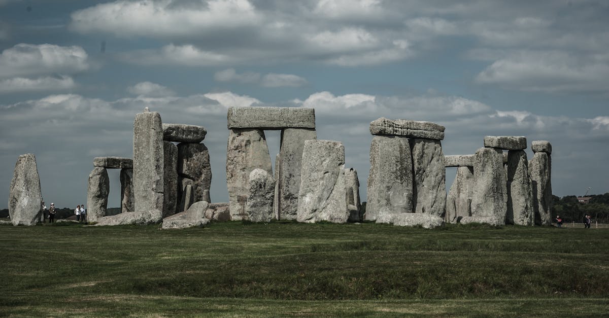 découvrez le concept de monolithes, des structures emblématiques en matière d'architecture et de design. explorez leur histoire, leur signification culturelle et leur impact dans le monde moderne. plongez dans l'univers fascinant où la simplicité et la grandeur se rencontrent.