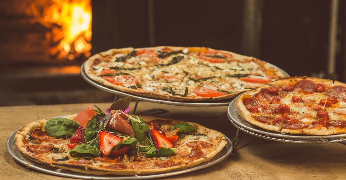 découvrez notre délicieuse sélection de pizzas préparées avec des ingrédients frais et de qualité. que vous préfériez la margherita classique ou des créations audacieuses, notre menu saura ravir vos papilles. commandez en ligne et profitez d'une expérience culinaire authentique, livrée directement chez vous.