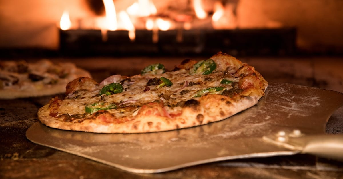 découvrez notre sélection de délicieuses pizzas, préparées avec des ingrédients frais et de qualité. que vous soyez fan de classiques comme la margherita ou en quête de créations originales, notre menu saura ravir vos papilles. commandez dès maintenant pour une expérience gourmande inoubliable !