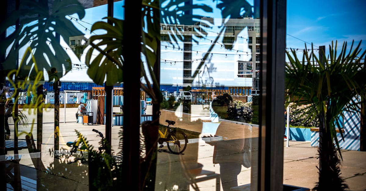 découvrez un restaurant en bord de mer original et plein de charme, où une cuisine inventive et des ambiances atypiques vous attendent. profitez d'une expérience culinaire unique avec des plats frais et locaux, le tout dans un cadre pittoresque au son des vagues.