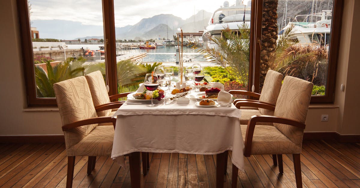 découvrez notre restaurant en bord de mer au décor unique et captivant, où des saveurs insolites vous attendent dans une atmosphère décontractée et chaleureuse. éveillez vos papilles avec des plats innovants tout en profitant de la vue imprenable sur l'océan.