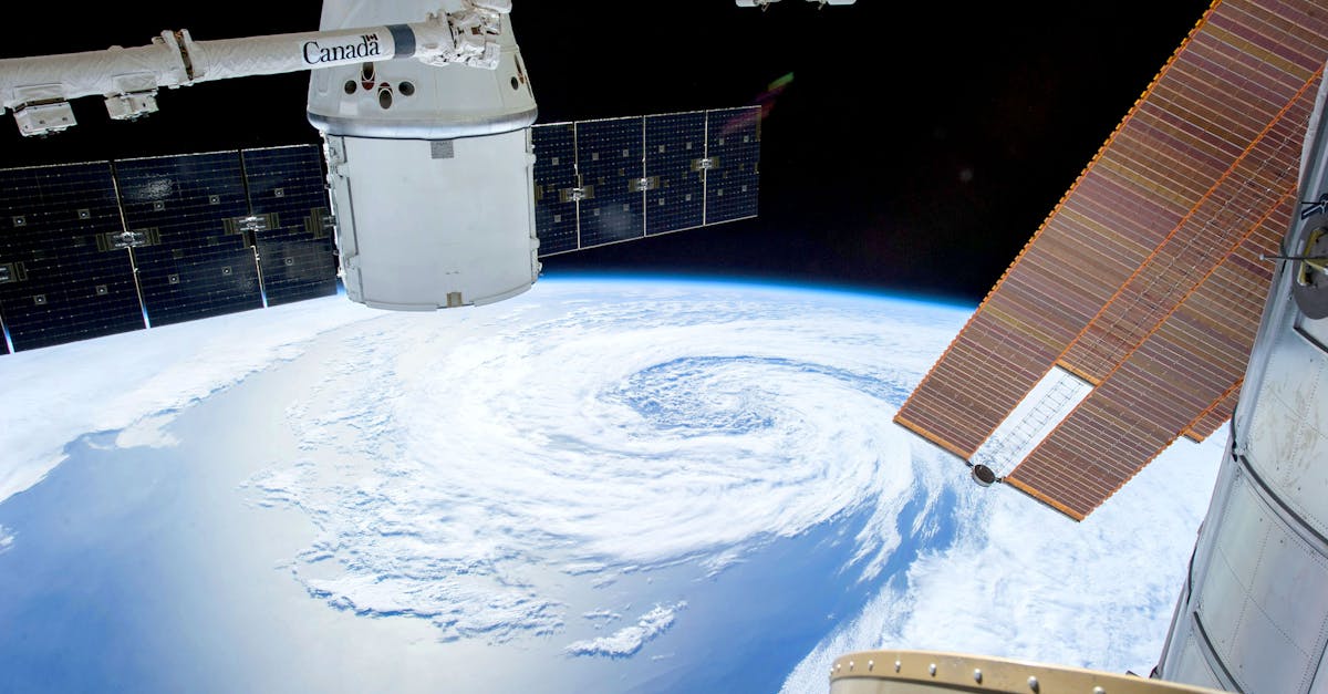découvrez le monde fascinant des satellites : leur rôle crucial dans les communications, la météorologie et l'observation de la terre. apprenez comment ces dispositifs orbitaux révolutionnent notre quotidien et contribuent au progrès scientifique.