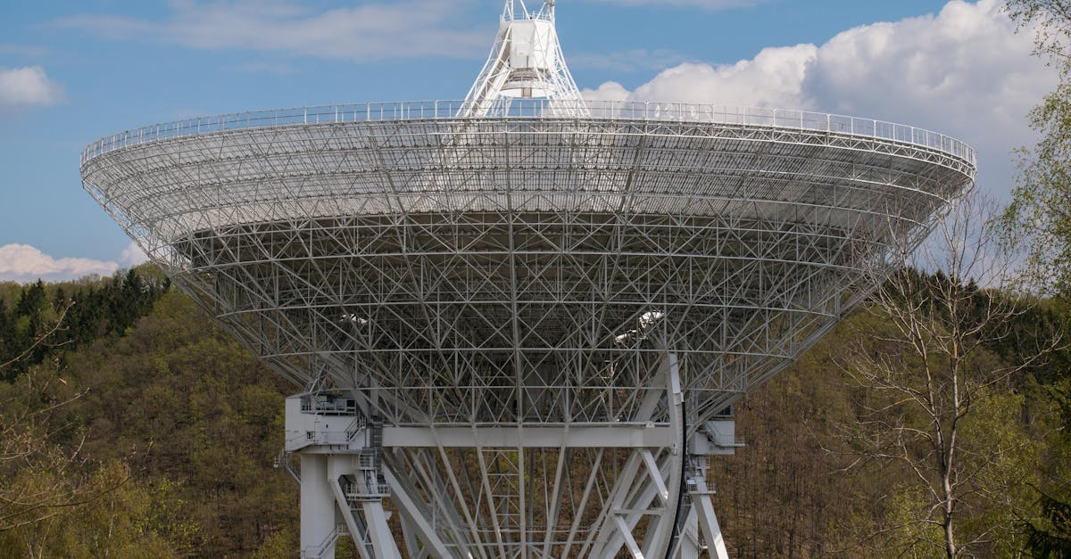 découvrez le monde fascinant des satellites, ces précieux outils qui orbitent autour de la terre. explorez leur rôle essentiel dans les communications, la météorologie, la recherche scientifique et la navigation. plongez dans l'univers technologique des satellites et leur impact sur notre vie quotidienne.