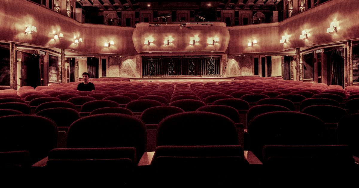 découvrez l'univers fascinant du théâtre : une expérience artistique unique mêlant performances en direct, émotions intenses et histoires captivantes. plongez dans cet art vivant qui transcende les mots et éveille les sens.