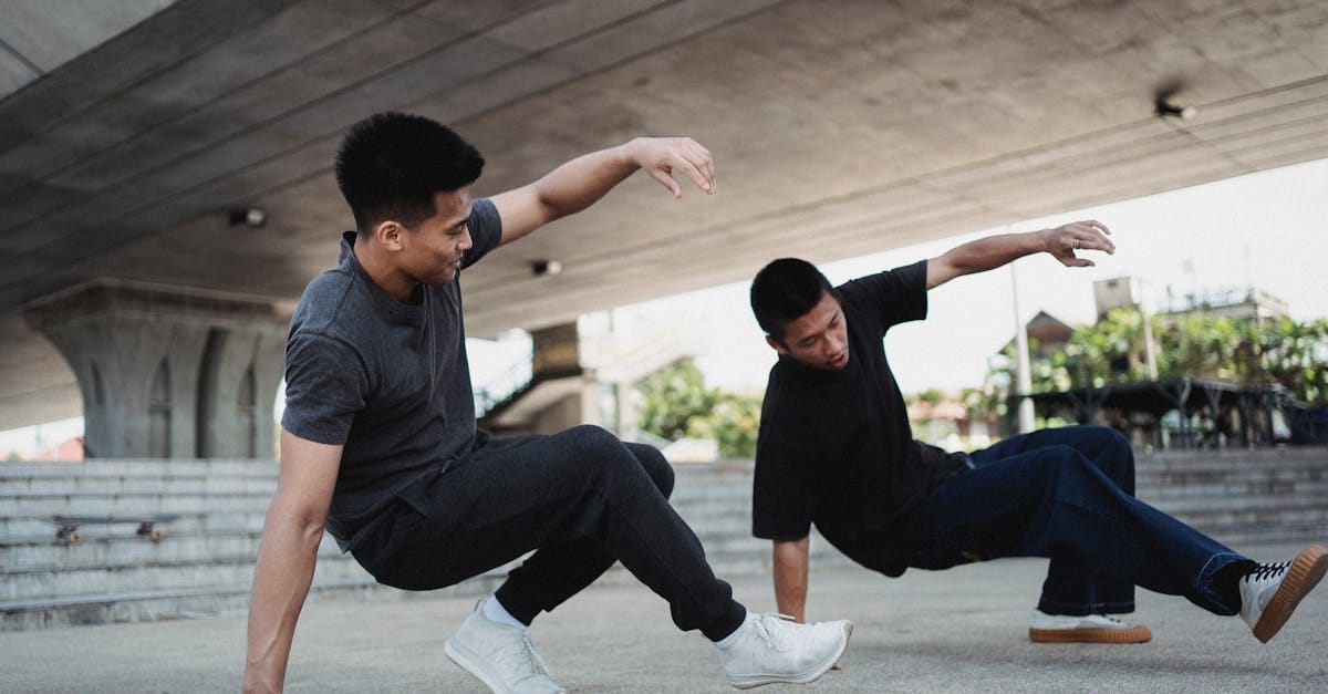 découvrez l'univers fascinant du breakdance, un art de la danse urbaine mêlant acrobaties spectaculaires, créativité et passion. plongez dans les mouvements dynamiques et les techniques impressionnantes de cette danse énergique, à travers des conseils, des étapes et des performances captivantes.