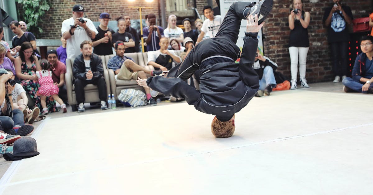 découvrez l'univers captivant du breakdance, une danse urbaine énergique alliant acrobatie et créativité. plongez dans les techniques, les styles et la culture qui rendent cette discipline si unique et fascinante. apprenez l'histoire du breakdance et laissez-vous inspirer par ses danseurs talentueux à travers le monde.