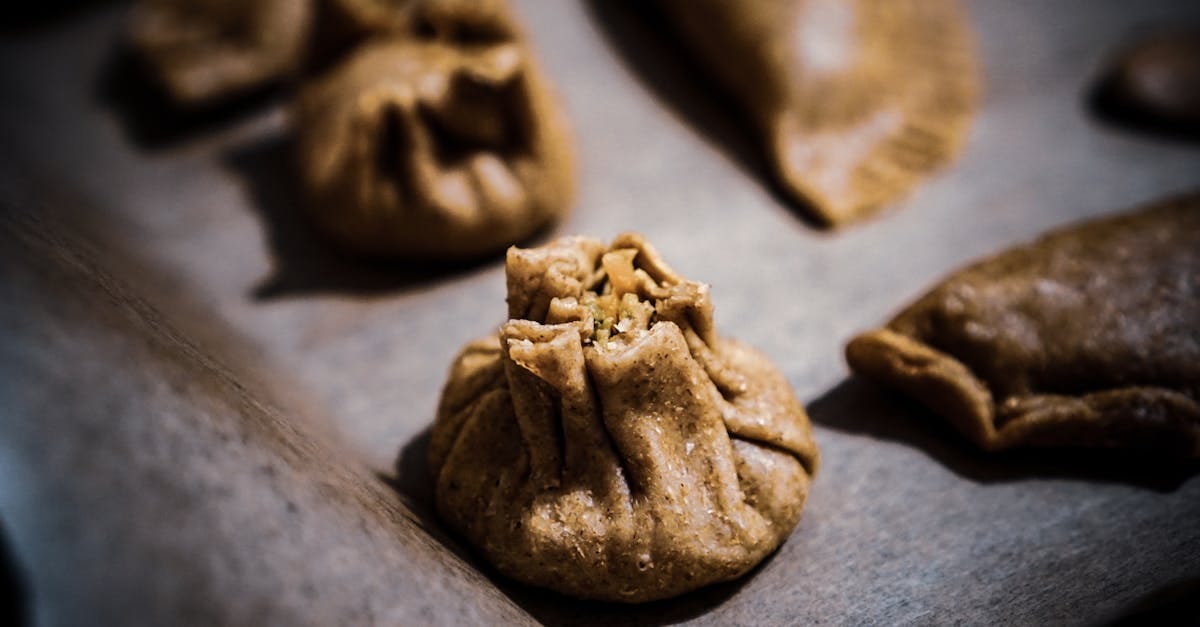 découvrez le buuz, un délicieux plat traditionnel mongol, composé de raviolis farcis à la viande, cuits à la vapeur et savoureux. apprenez à le préparer chez vous et explorez les richesses de la cuisine mongole.