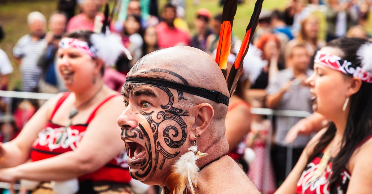 découvrez le haka, cette danse traditionnelle maorie pleine de puissance et d'émotion. apprenez son histoire, son importance culturelle et son impact dans le monde du sport et au-delà.