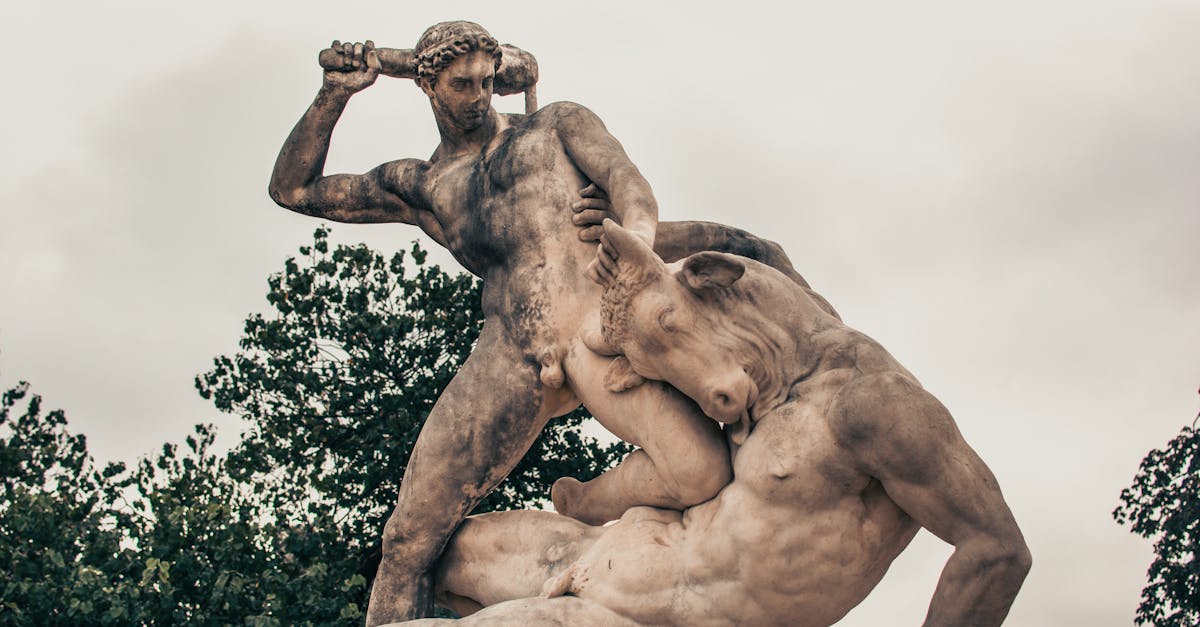 découvrez l'univers fascinant du minotaure, créature mythologique emblématique, symbolisant la dualité entre humanité et bestialité. plongez dans les légendes grecques, explorez son histoire et son impact sur la culture moderne. un voyage captivant à travers la mythologie antique.